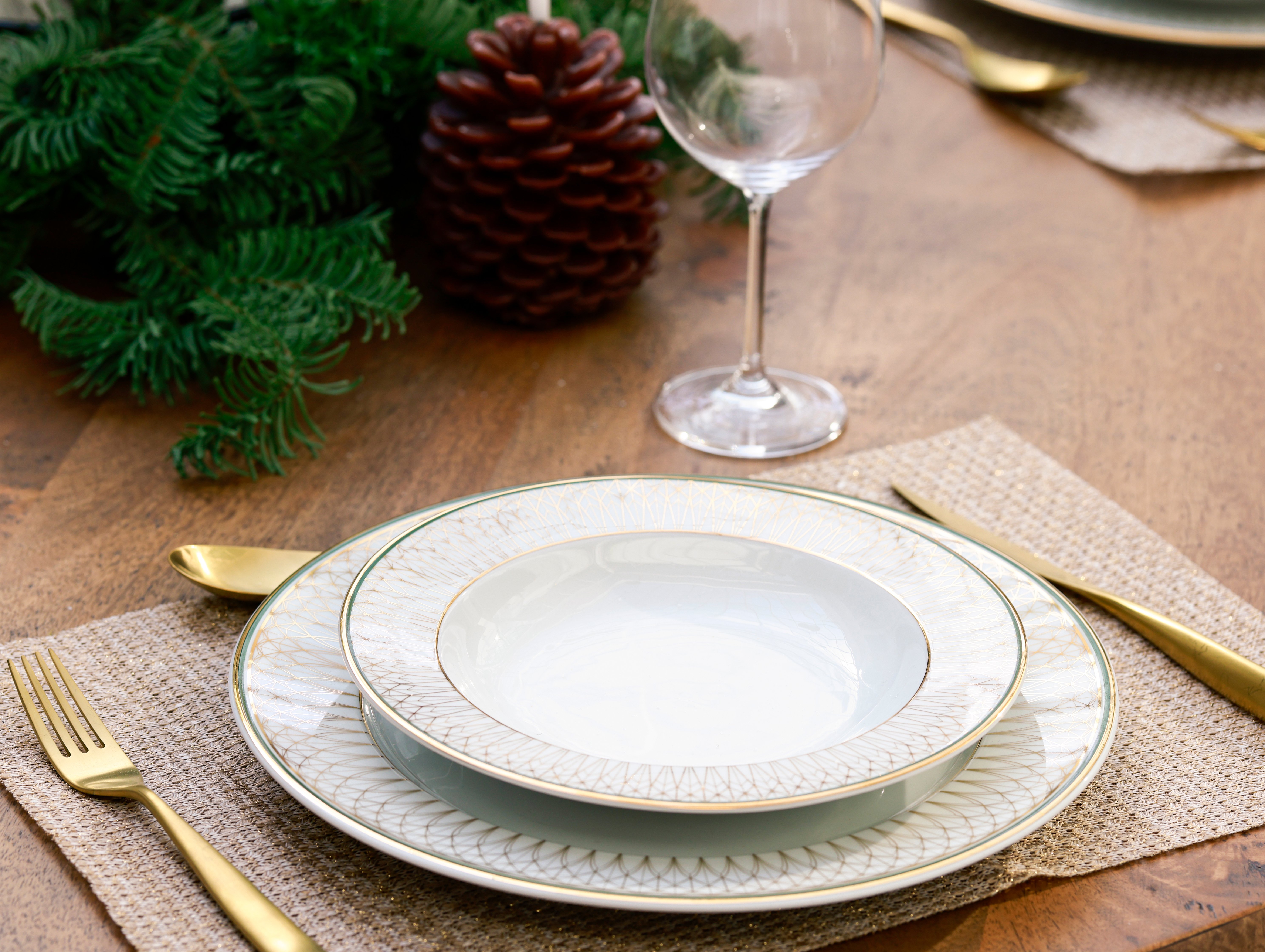 Elegant tableware sets with plates, bowls, and serving pieces for every dining occasion.